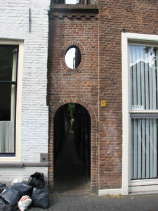 819270 Gezicht in de voormalige Koningspoort tussen de panden Oudegracht 5 (rechts) - 17 te Utrecht, vanaf de ...